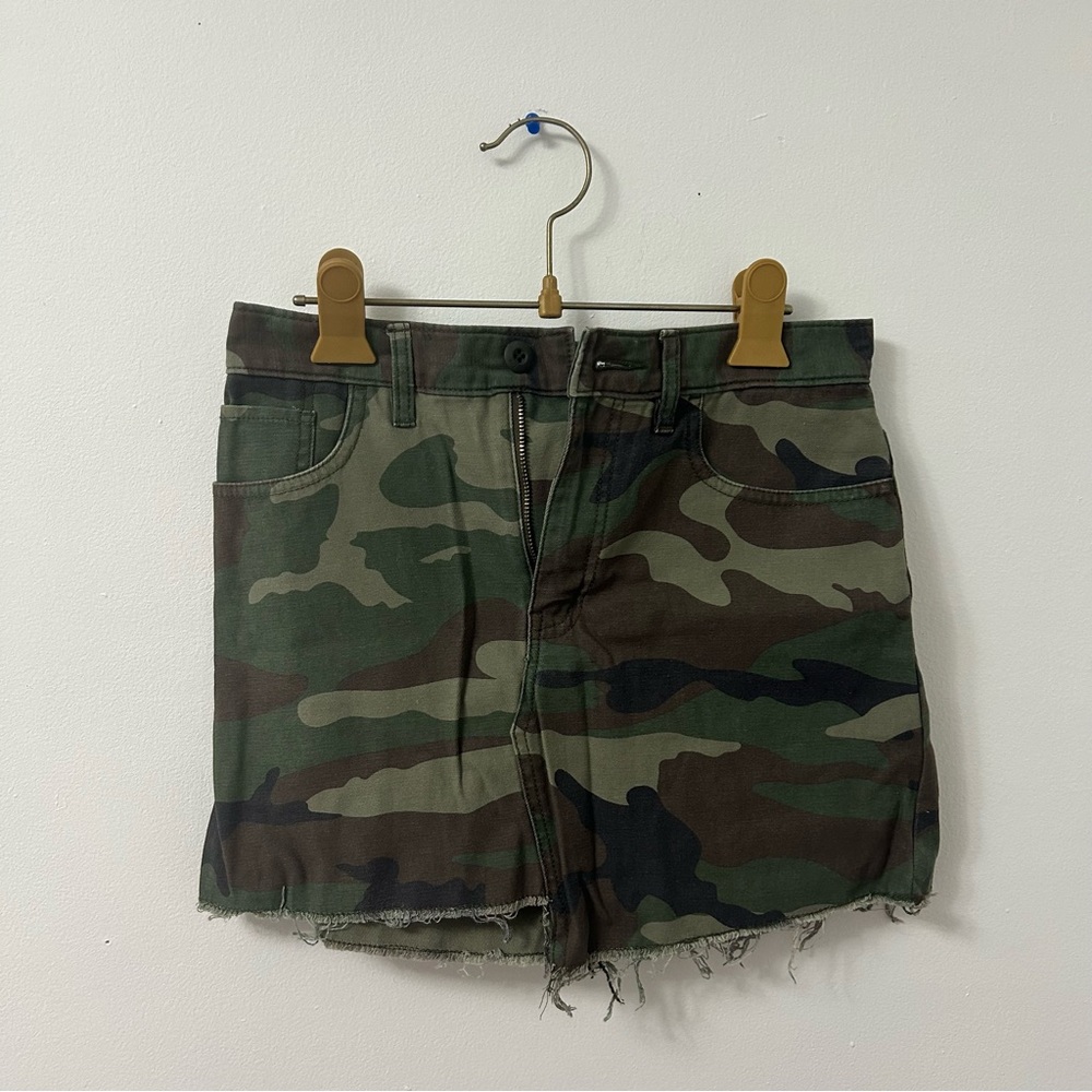 Aritzia TNA Camouflage Mid Thigh Skirt